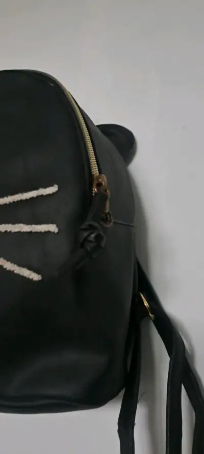 Mochila negra con diseño de gato - miniatura 3