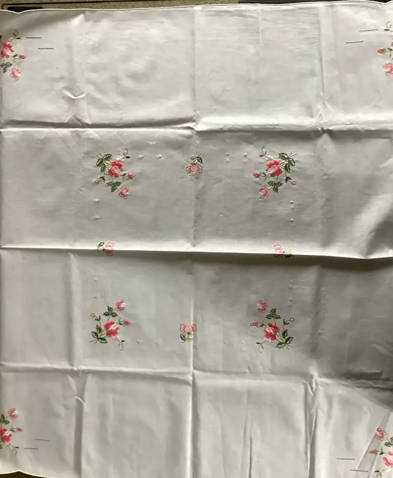 Mantel de tela con bordado floral. Con 6 servillet - 2
