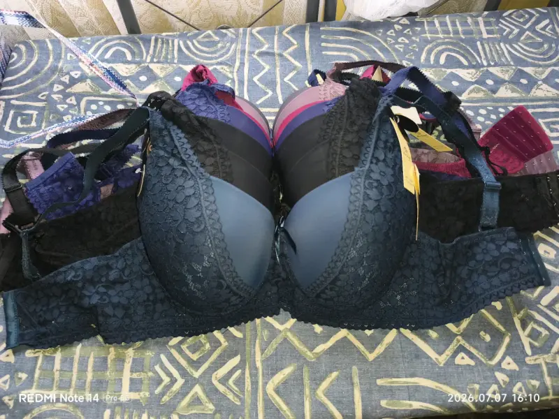 Conjunto de sostenes de encaje en varios colores