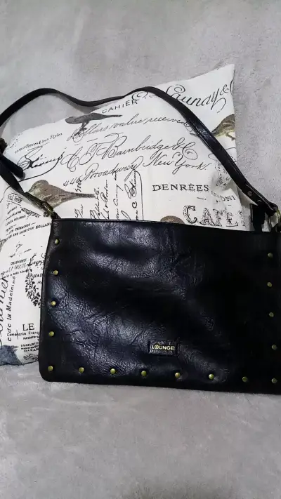 Cartera negra de cuero Lounge con tachas - miniatura 1