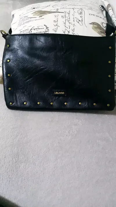 Cartera negra de cuero Lounge con tachas - miniatura 3