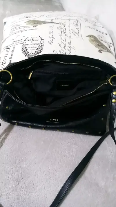 Cartera negra de cuero Lounge con tachas - miniatura 5