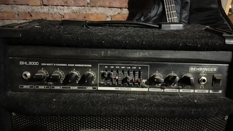 Bajo eléctrico de 5 cuerdas con amplificador Behringer - 3