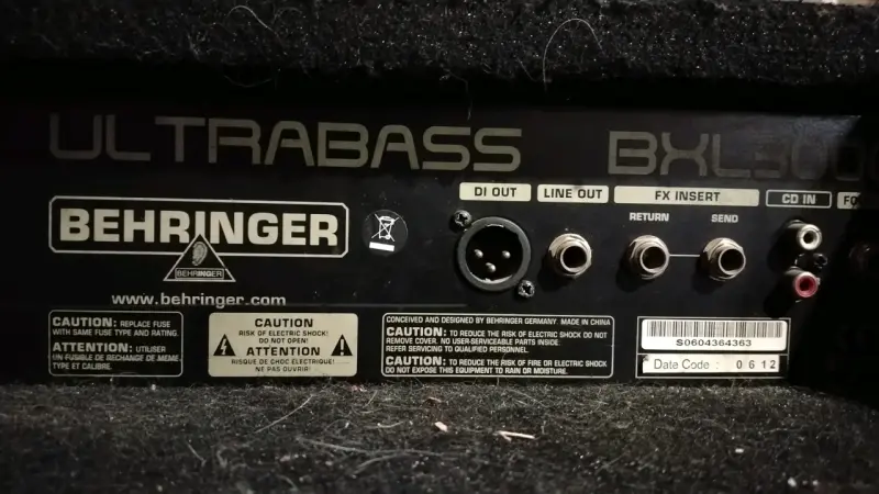 Bajo eléctrico de 5 cuerdas con amplificador Behringer - 4
