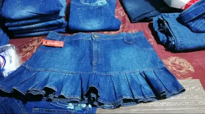 Falda de mezclilla azul con volantes - miniatura 1