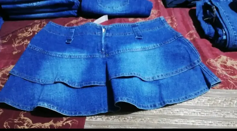 Falda de mezclilla azul con volantes - 3