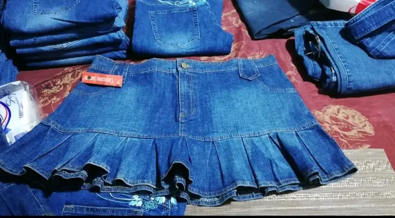 Falda de mezclilla azul con volantes - 4