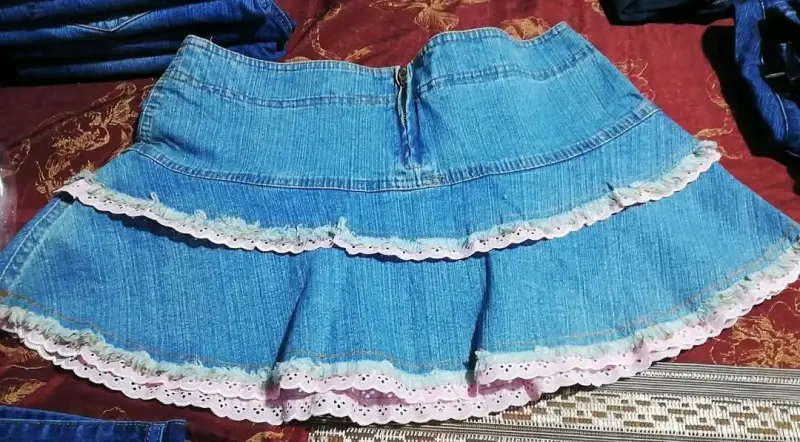 Falda de mezclilla azul con volantes - 5
