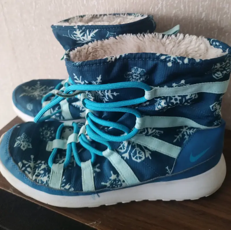 Botas de invierno Nike azules con diseño de copos de nieve
