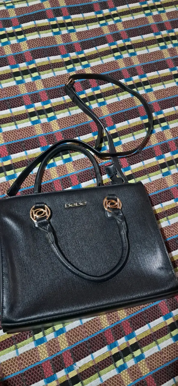 Cartera negra de cuero Bebe con detalles dorados - 1