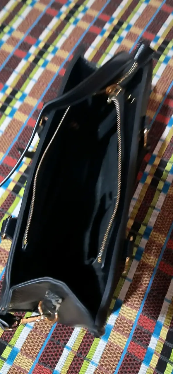 Cartera negra de cuero Bebe con detalles dorados - 3