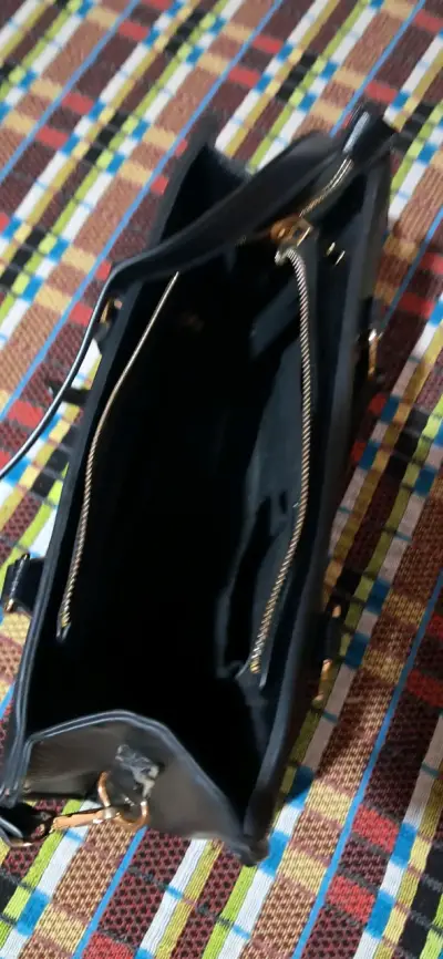 Cartera negra de cuero Bebe con detalles dorados - miniatura 3