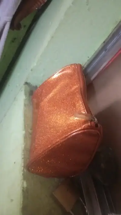 Neceser de maquillaje brillante color cobre - miniatura 1