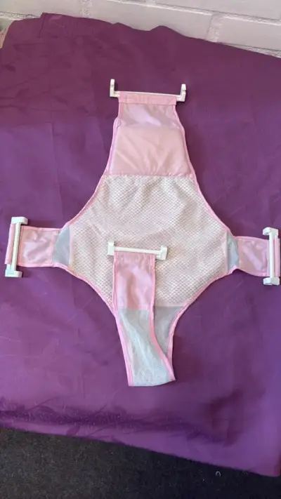 Arnés de seguridad para bebé rosa en bañera - miniatura 1