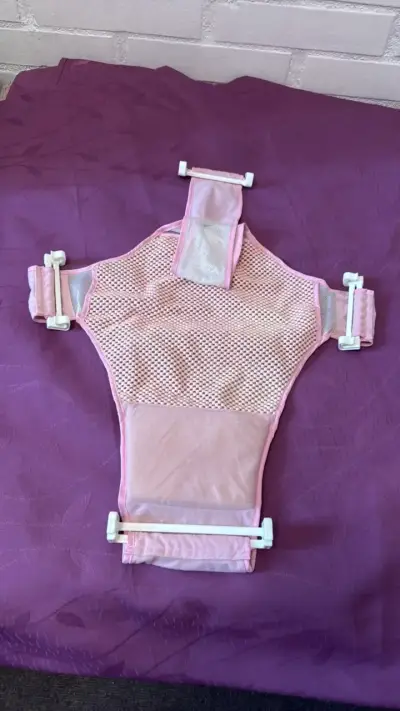 Arnés de seguridad para bebé rosa en bañera - miniatura 3