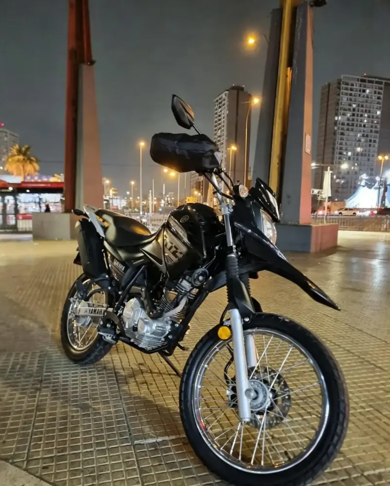 Moto Yamaha XTZ 125 negra en buen estado - 1