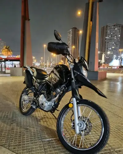 Moto Yamaha XTZ 125 negra en buen estado - miniatura 1