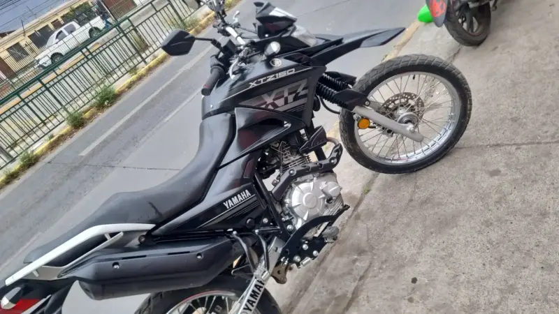 Moto Yamaha XTZ 125 negra en buen estado - 2