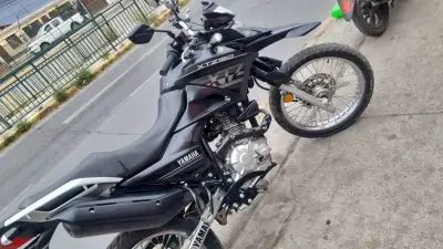 Moto Yamaha XTZ 125 negra en buen estado - miniatura 2