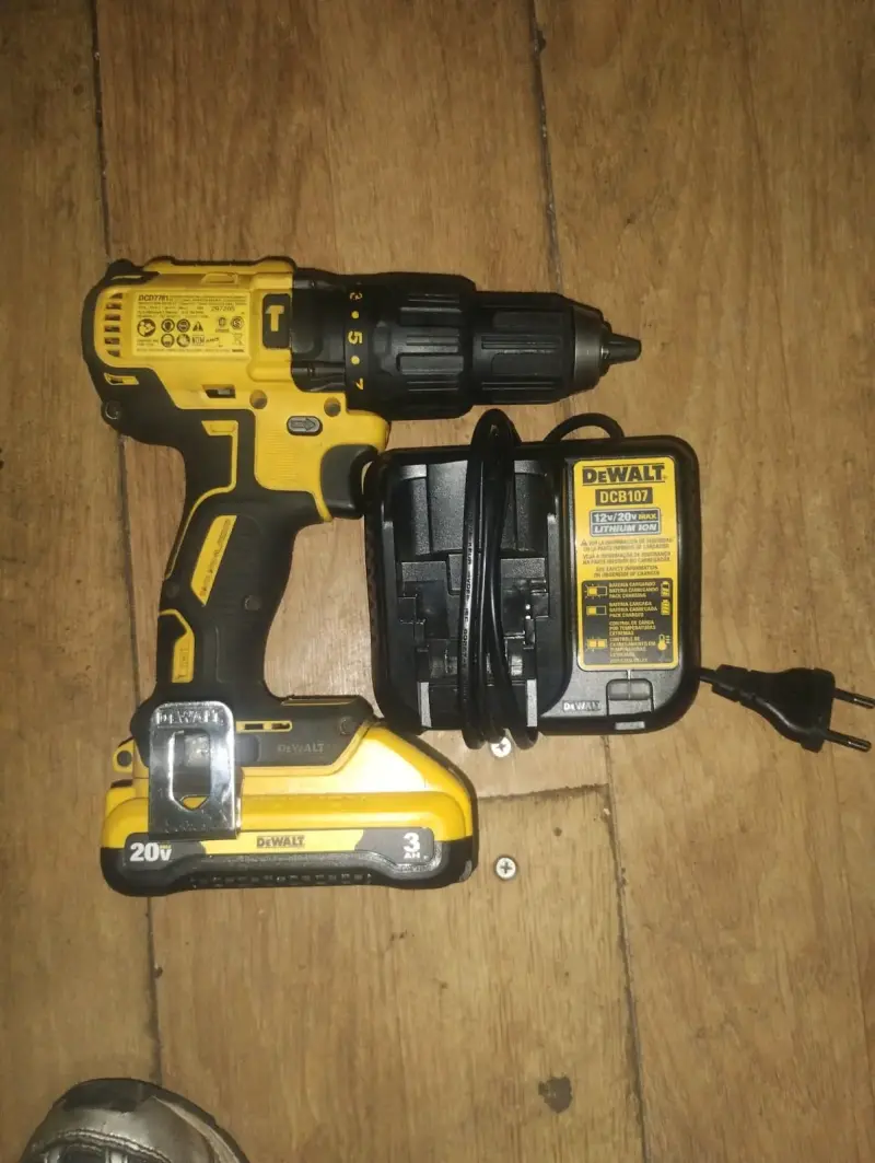 Taladro Inalámbrico DeWalt 20V con Cargador - 1