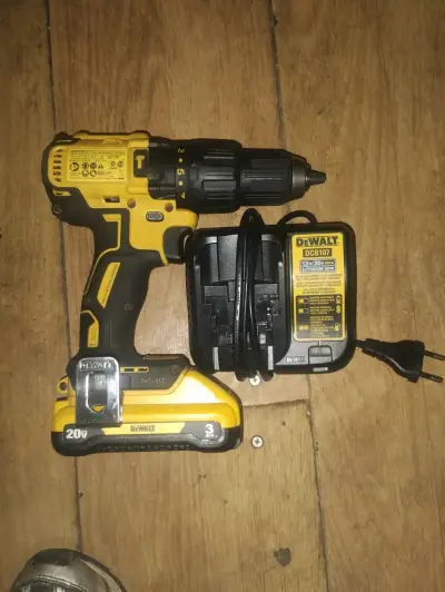 Taladro Inalámbrico DeWalt 20V con Cargador - miniatura 1