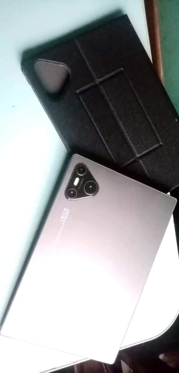 Tablet con teclado y funda protectora - 1