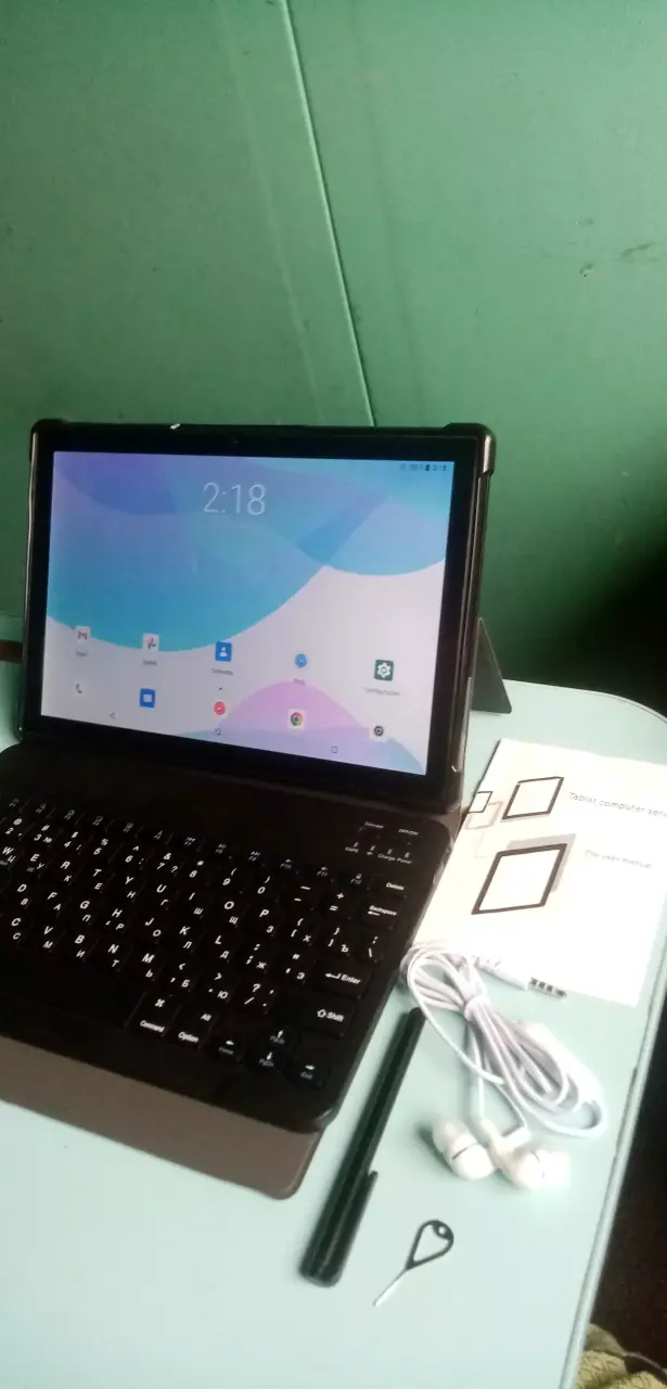 Tablet con teclado y funda protectora - 2