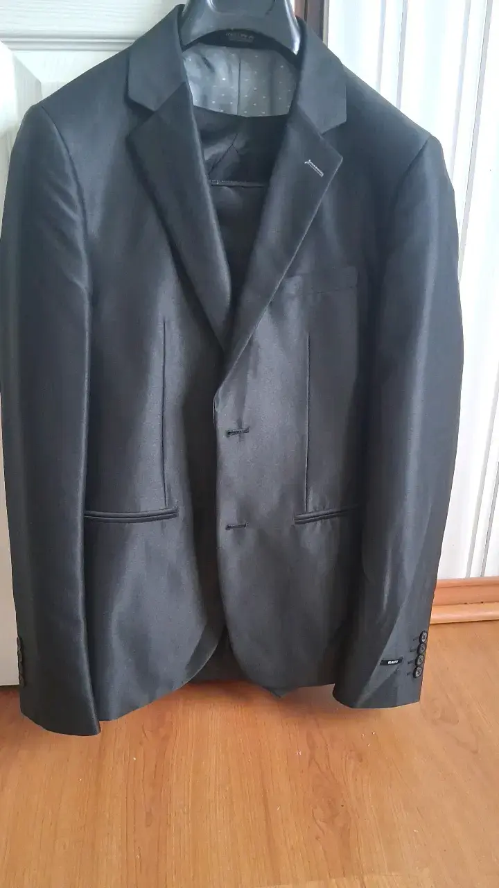 Terno negro elegante para hombre