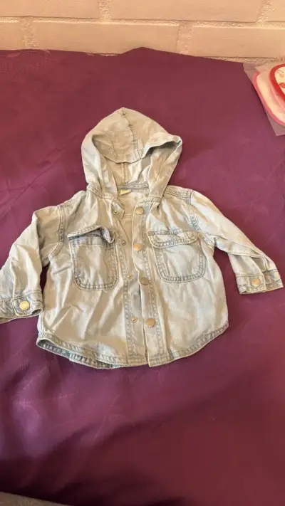Chaqueta de mezclilla para niño con capucha - miniatura 1