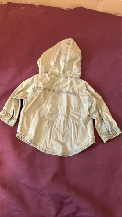Chaqueta de mezclilla para niño con capucha - miniatura 2