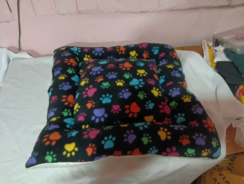 Cojín para mascotas con diseño de huellas - 1