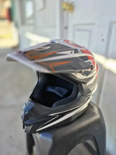 Casco de moto Enduro/Motocross usado – Buen estado - miniatura 1