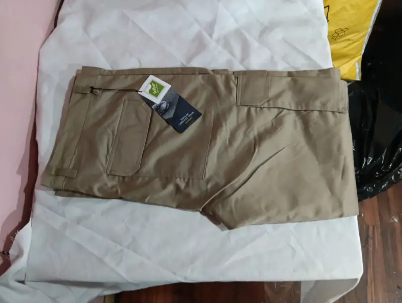 Pantalón cargo beige para hombre con tecnología Teflon - 3