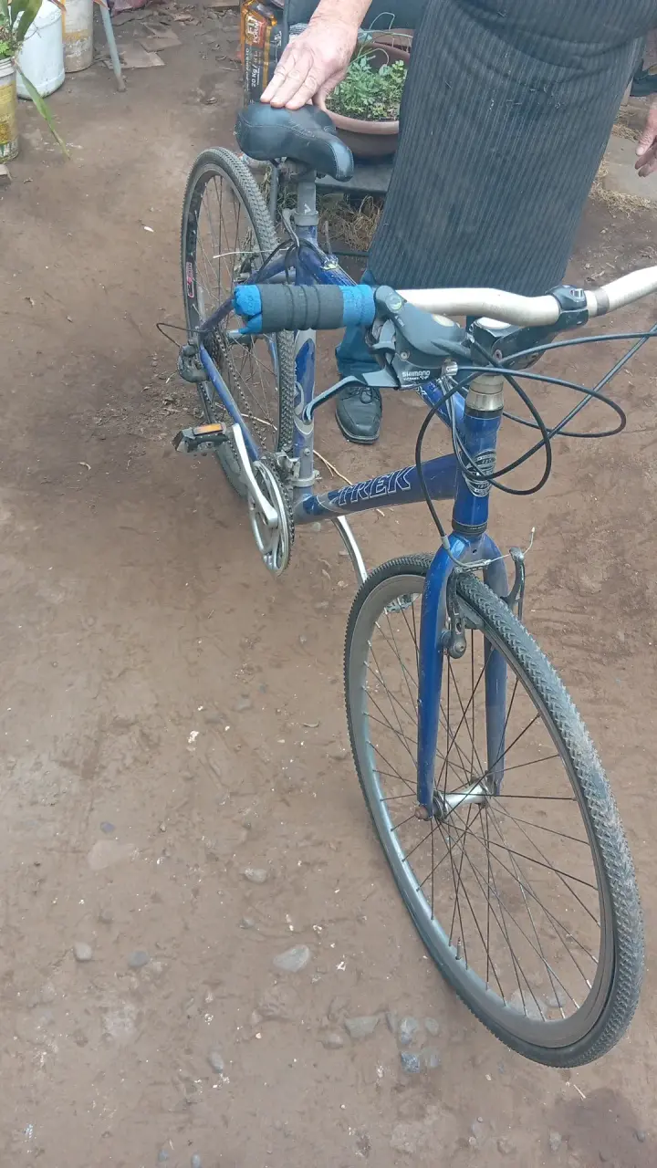 Bicicleta Trek de Ruta Azul en Buen Estado - 1