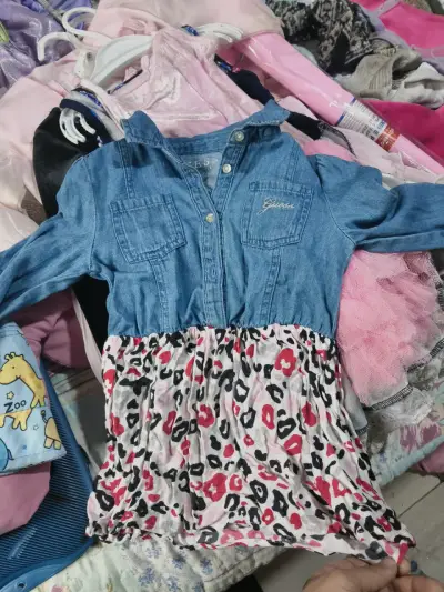 Vestido de mezclilla Guess para niñatalla 1 a 2 añ - miniatura 1