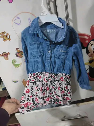Vestido de mezclilla Guess para niñatalla 1 a 2 añ - miniatura 2
