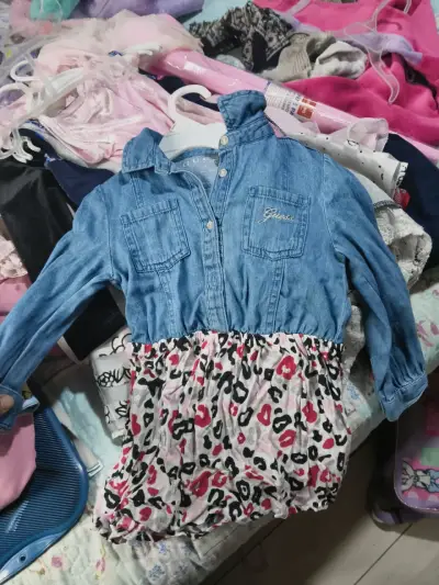 Vestido de mezclilla Guess para niñatalla 1 a 2 añ - miniatura 3