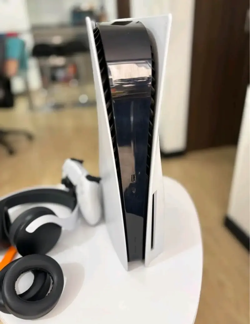 Consola PlayStation 5 con juegos y accesorios - 2