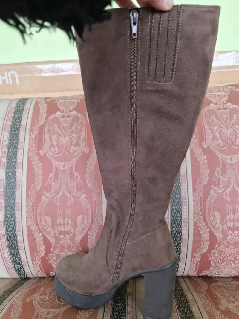 Botas altas de gamuza marrón con tacón grueso - 1