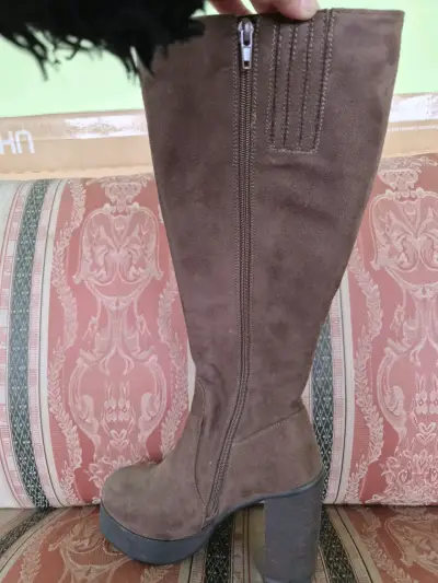 Botas altas de gamuza marrón con tacón grueso - miniatura 1