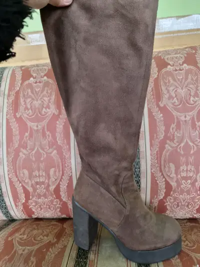 Botas altas de gamuza marrón con tacón grueso - miniatura 2