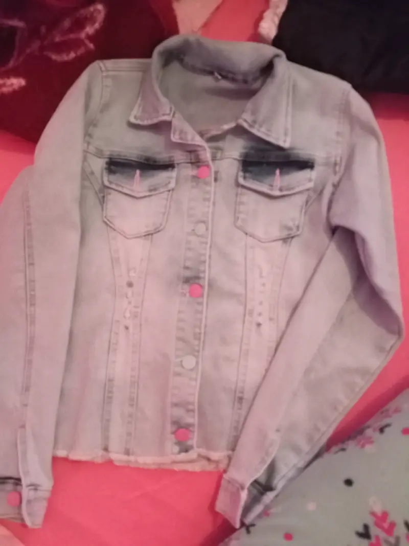Chaqueta de mezclilla para mujer con botones rosas - 1