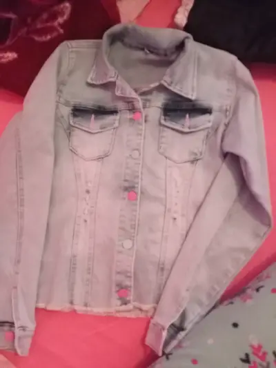 Chaqueta de mezclilla para mujer con botones rosas - miniatura 1
