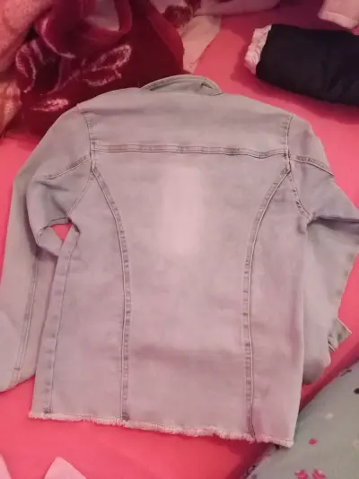 Chaqueta de mezclilla para mujer con botones rosas - miniatura 2