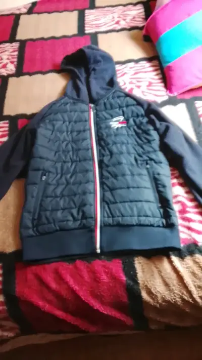 Chaqueta acolchada con capucha para hombre - miniatura 1