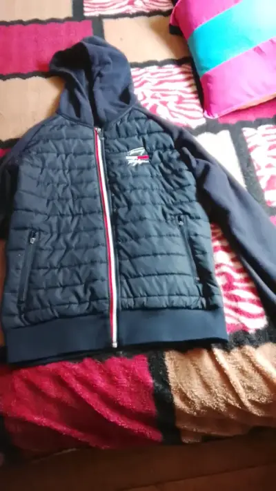Chaqueta acolchada con capucha para hombre - miniatura 2