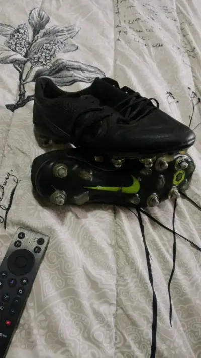 Botines de fútbol Nike negros con toperoles - miniatura 1