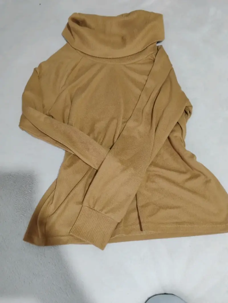 Suéter de cuello alto color camel para mujer