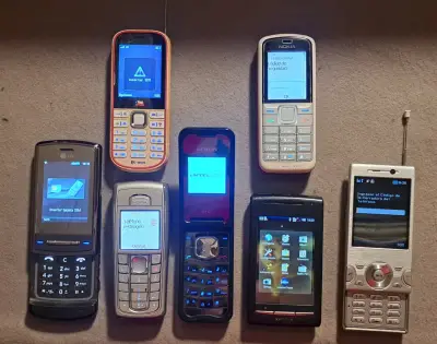 Lote de teléfonos móviles antiguos variados - miniatura 1