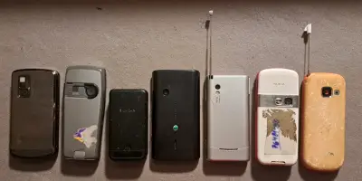 Lote de teléfonos móviles antiguos variados - miniatura 2